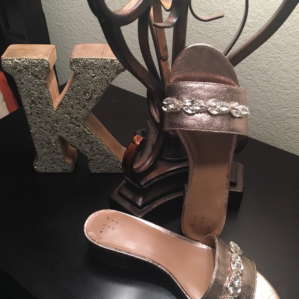 Classy summer sandal.